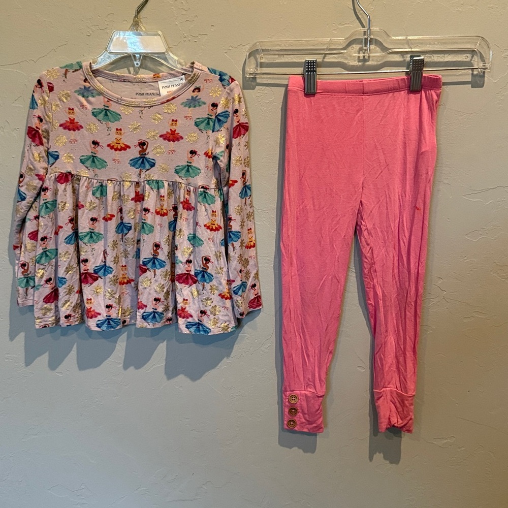 Posh Peanut Adalyn 4T 2 piece set with gold foil snowflakes. GUC